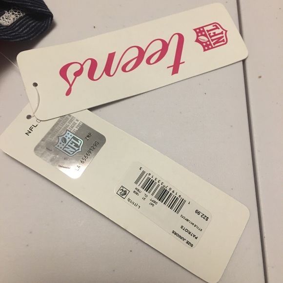 New England Patriots T-shirt v- neck teen 11-13 - Picture 5 of 12